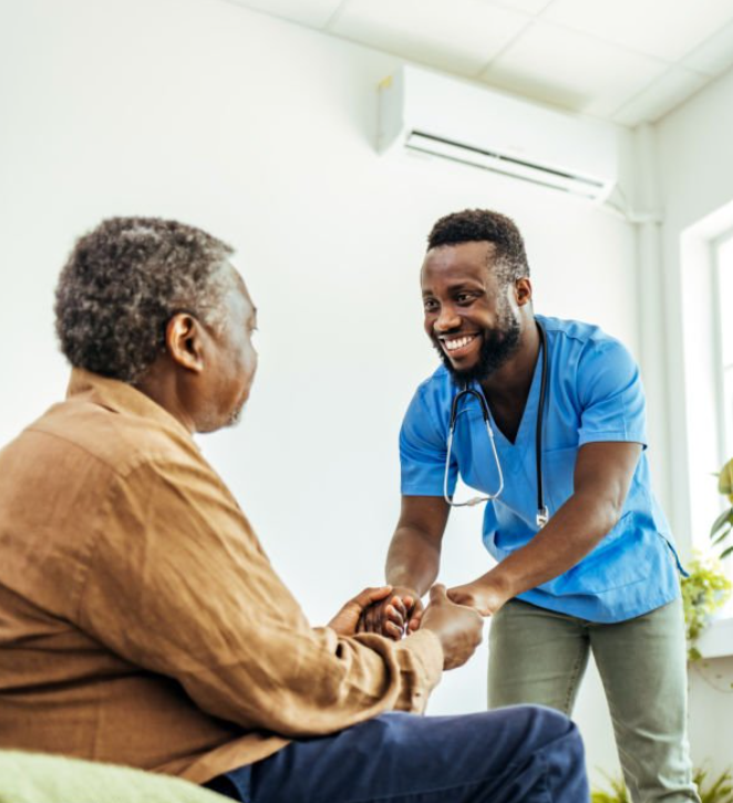 Infirmier à domicile auprès d'un patient âgé